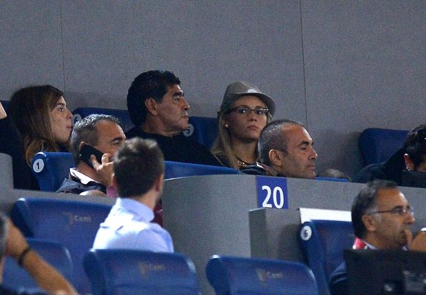 Maradona assiste alla sconfitta del Napoli