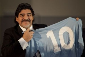 Maradona mostra la maglia numero 10 del Napoli