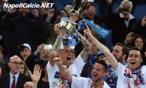 Hamsik con la cresta azzurra alza la Coppa Italia