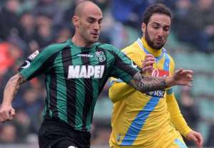 Paolo Cannavaro affronta Higuain con la maglia del Sassuolo