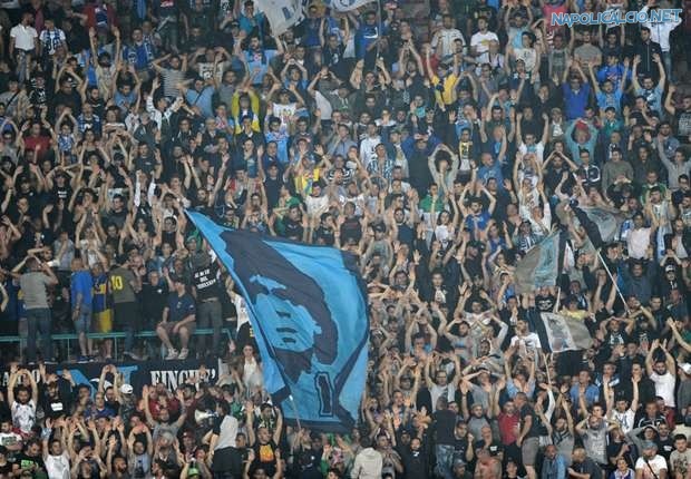 I tifosi del Napoli durante la gara col Dnipro